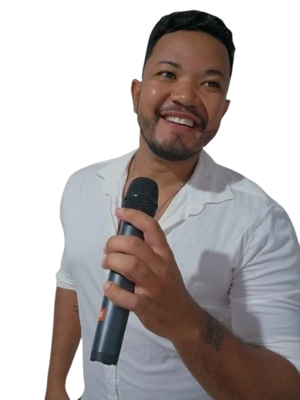 Jeff Moreira cantando com o microfone